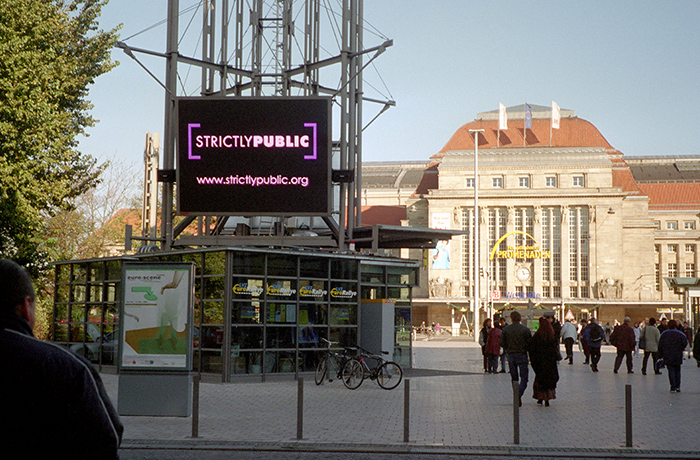 Leipzig, Bahnhof-Platz, LED Screen, Videos von Strictly Public